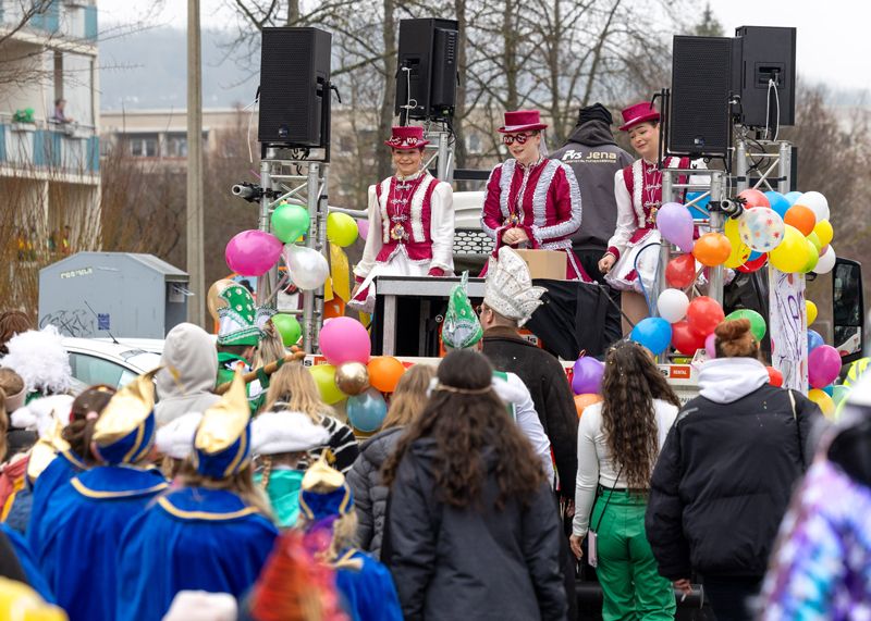 Kamellen-Regen und strahlende Kinderaugen: Bunter Faschingsumzug begeistert Hunderte beim Winzerlaer Straßenfasching.