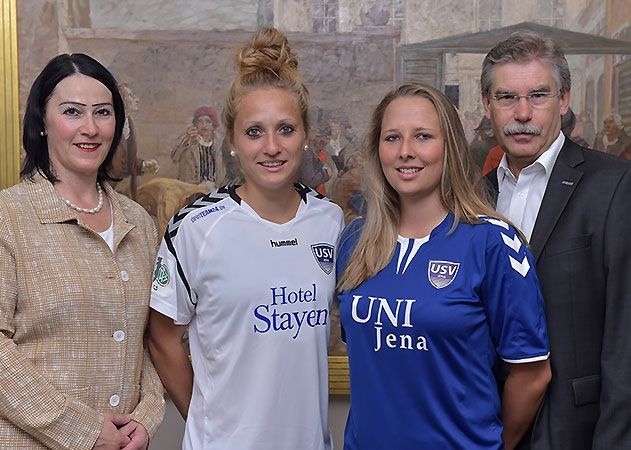 Prof. Dr. Heike Kraußlach, Präsidentin des FF USV Jena, die Studentinnen und Spielerinnen Karoline Heinze und Isabelle Knipp und Dr. Klaus Bartholmè, Kanzler der Universität Jena (v.l.n.r.) bei der Präsentation der Trikots für die Bundesliga-Mannschaft  und die U21-Mannschaft des FF USV Jena.