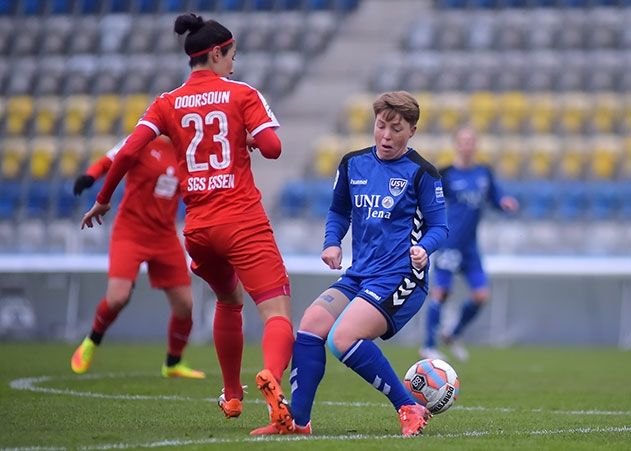 Jenas Susann Utes (r.) im Zweikampf mit der Essenerin Sara Doorsoun-Khajeh.