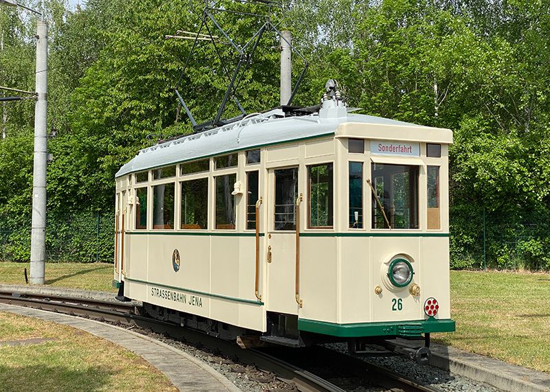 Elfenbeinfarbene Lackierung, moosgrüne Streifen um den Rumpf und ein hellgraues Dach - der historische Triebwagen 26 wurde originalgetreu restauriert.