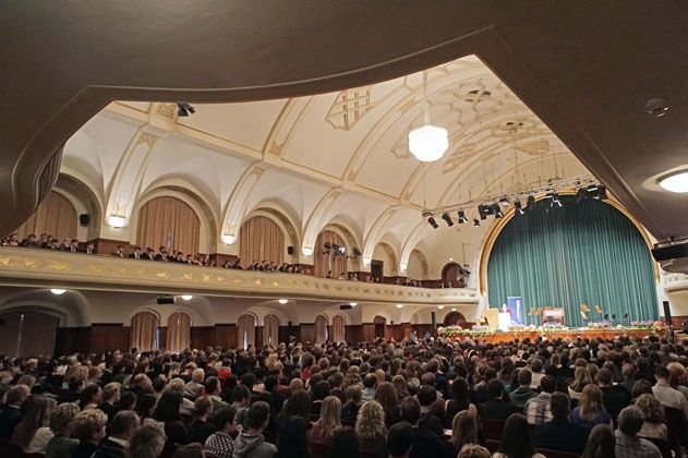 Mit einer feierlichen Immatrikulation im Volkshaus begrüßt die Friedrich-Schiller-Universität Jena, wie hier zum Start des Wintersemesters 14/15, in der ersten Semesterwoche ihre Studienanfänger.