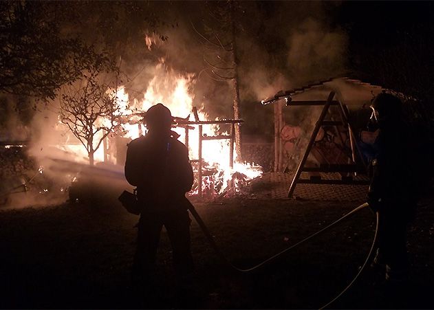 Schon wieder ist eine Gartenlaube Opfer der Flammen geworden.