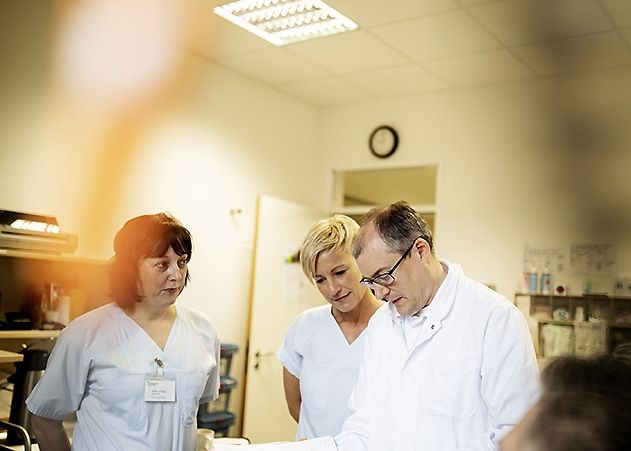 Die Experten des UKJ versorgen mehr als 30.000 Patienten mit Krebserkrankungen jährlich im UniversitätsTumorCentrum – beispielsweise in der onkologischen Tagesklinik.