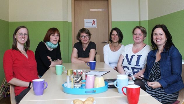 Anja Lück (Elterninitiative Jena/ Weimar), Sophie Voss, Susann Walter (Vorstand Geburtshaus e.V.), Petra Tremel (Hebamme im Geburtshaus), Julia Teckelmeyer (Geschäftsführung Geburtshaus Jena e.V.) und Fraktionsvorsitzende der Fraktion BÜNDNIS 90/DIE GRÜNEN im Thüringer Landtag Anja Siegesmund.