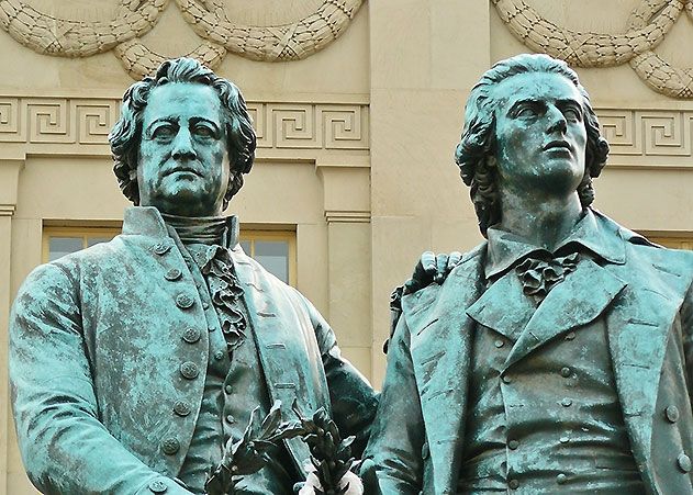 Das Goethe-Schiller-Denkmal steht vor dem Großen Haus des Deutschen Nationaltheaters in Weimar.