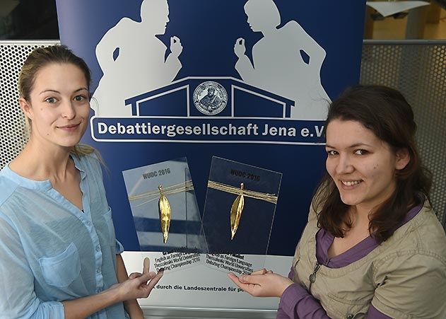 Die Debattier-Vizeweltmeisterinnen Patrizia Hertlein (r.) und Tina Rudolph von der UNI Jena.