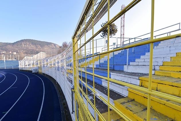 In der Nacht zum Freitag haben Unbekannte die Südkurve des Ernst-Abbe-Sportfeldes erneut in den Vereinsfarben Blau-Gelb-Weiß gestrichen. Das Spitzenspiel gegen den FSV Zwickau stand bis in die Abendstunden auf der Kippe.