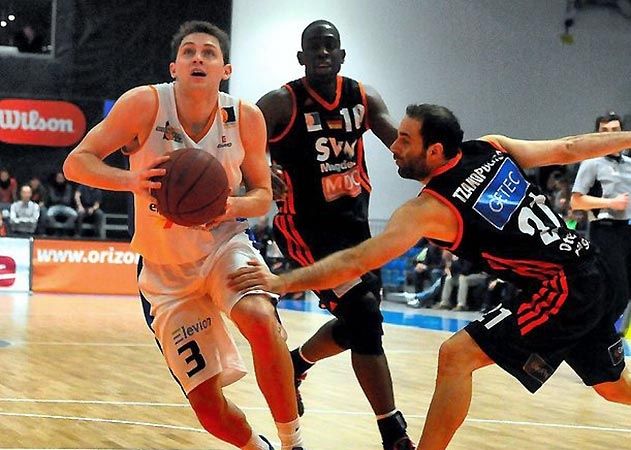 Terry T. im Duell mit Garrett Sim - in einer Szene der Partie zwischen Science City und den Otto Baskets aus Magdeburg im Februar 2014.