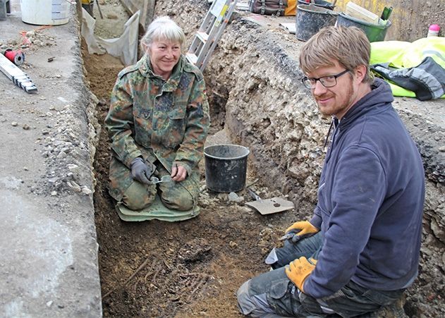 In den vergangenen Wochen haben Grabungsleiter Andreas Hummel und Zeichnerin Irina Baumann vom Thüringer Landesamt für Archäologie in Bucha insgesamt 14 menschliche Skelette freigelegt.
