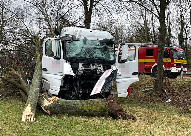 Auf der Stadtrodaer Straße kam es am Montag zu einem schweren Lkw-Unfall.