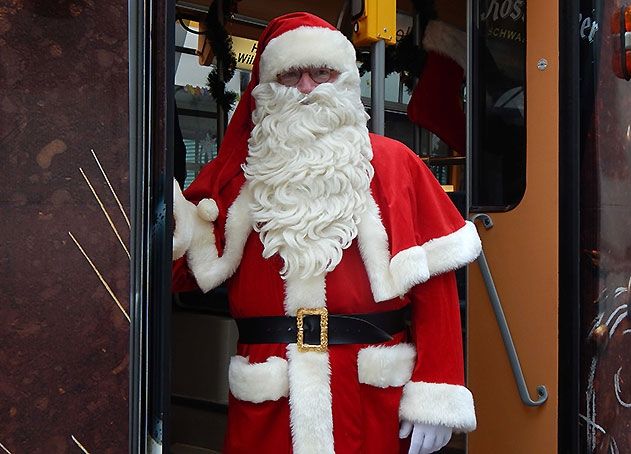 Auch der Weihnachtsmann fährt am Adventssonntag mit der Partybahn durch Jena.