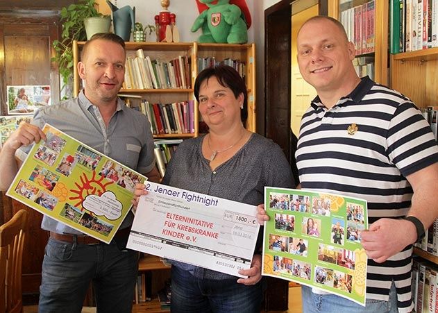 Die Veranstalter der 2. Jenaer Fightnight übergeben eine Spende über 1.500 Euro an die Elterninitiative für krebskranke Kinder in Jena. Im Bild: v.l.n.r. Christian Wolf (Veranstalter), Katrin Mohrholz (EKK Jena) und Marcel Kalisch (Veranstalter).