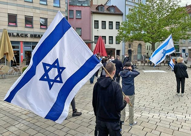 Die „Aktionsgruppe gegen Antisemitismus Jena“ organisierte am Montag die Demonstration auf dem Holzmarkt.
