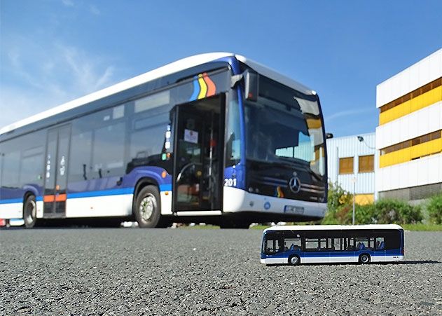 Der Mercedes-Benz eCitaro mit seinem kleinem Doppelgänger.