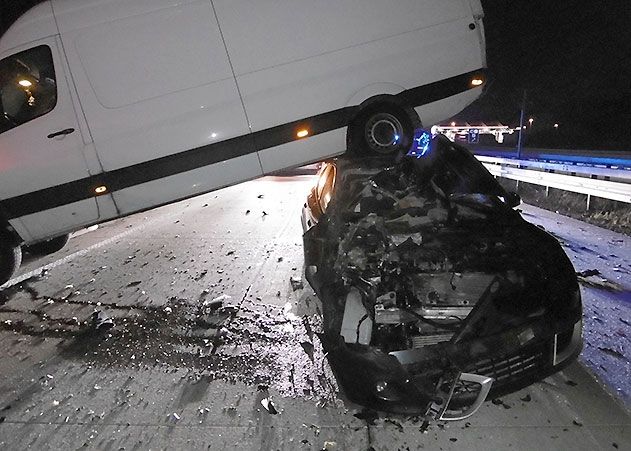 Der Pkw Renault krachte frontal auf den stehenden Kleintransporter.