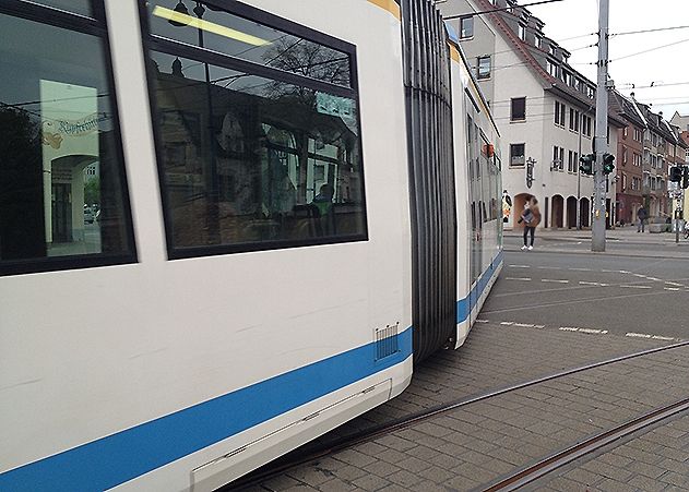 An dieser Stelle am Steinweg drückte es am Montagnachmittag eine Straßenbahn aus den Gleisen.