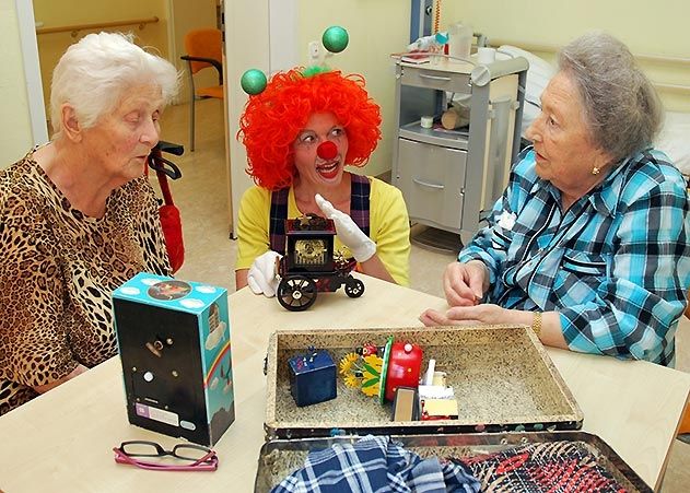 Dorothea Kromphardt weckt mit historischen Spieluhren Erinnerungen bei den geriatrischen Patientinnen Dorothea Braun-Schmidt und Elisabeth Weiss (v.l.).