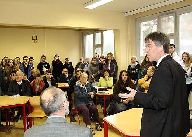 Bürgerversammlung mit OB Albrecht Schröter in der Rodatal Schule in Lobeda-West zum Thema Flüchtlinge in Jena.