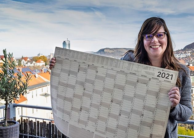 Gründerin Christiane Kiel mit dem Wandkalender aus Graspapier.