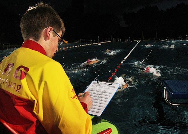 Erik Richter (DLRG) zählte bis tief in die Nacht fleißig die geschwommenen Bahnen der Teilnehmer.