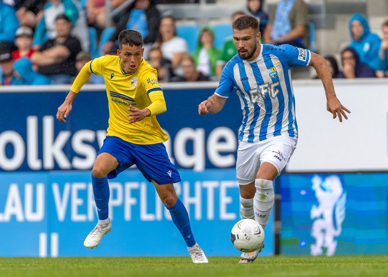 Im Duell Jenas Pasqual Verkamp und der Chemnitzer Niklas Erlbeck.