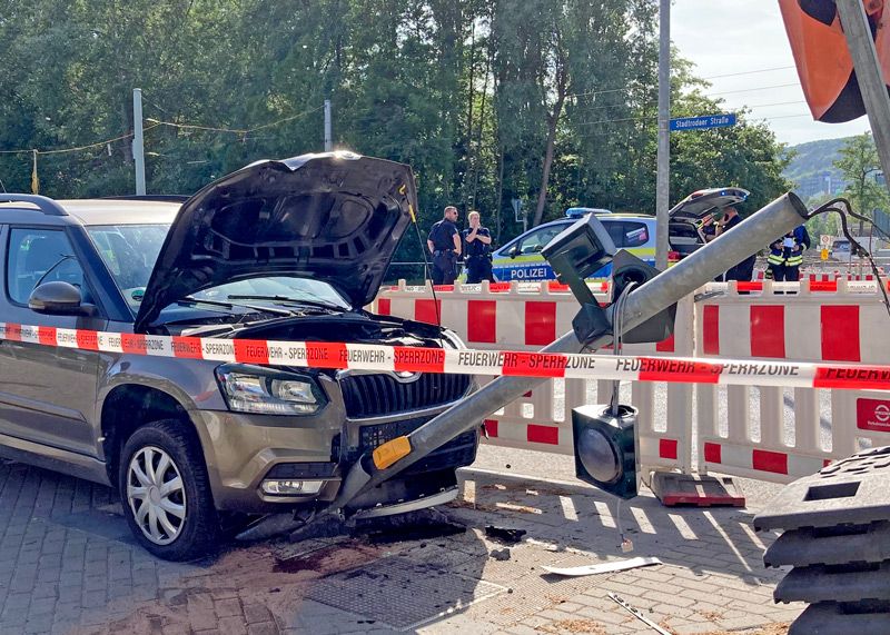 Der am Unfall beteiligte Skoda kam erst in der Ampelanlage zum Stehen.