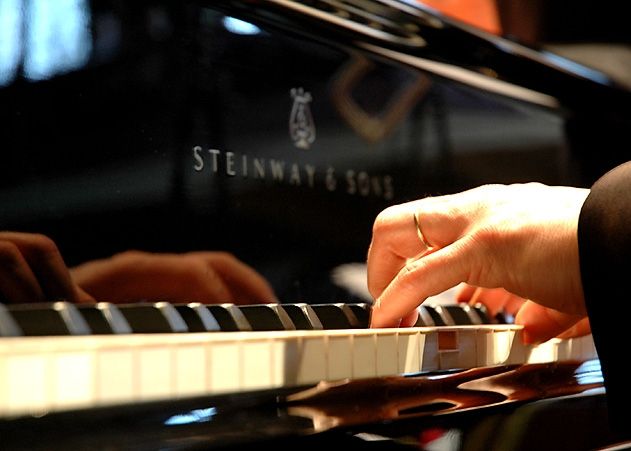 Musikinteressierte Kinder und Erwachsene sind in die Aula der Universität Jena eingeladen.