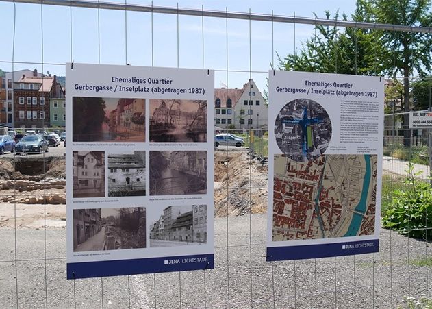 Zwei der drei Tafeln an der Ausgrabungsstätte Inselplatz in Jena.