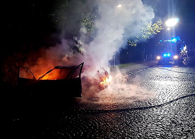 Als die Feuerwehr am Einsatzort in Jena-Nord eintraf, brannte das Auto schon lichterloh.