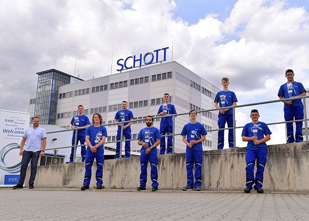 Fünf Verfahrensmechaniker Glastechnik, zwei Mechatroniker und zwei Physiklaboranten starten ihre Lehre bei SCHOTT in Jena. Im Bild: Steffen Winschel, Marcel Voigt, Markus Appelt, Nick Schmidt,  Tom Pascal Löther, Lasse Weiß, Dominik Grötsch, Yusuf Altun, Moritz Gerber, Personalreferent Marcus Wohlfarth (links).