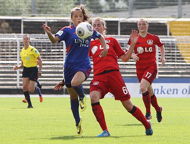 Die Torschützin Iva Landeka (19/USV)  im Zweikampf mit Valeria Kleiner (6/Bayer).