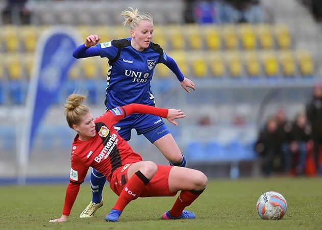 Die Jenaerin Lina Hausicke (hinten) gegen die Leverkusenerin Rebecca Knaak im Bundesliga-Spiel FF USV Jena gegen Bayer 04 Leverkusen.