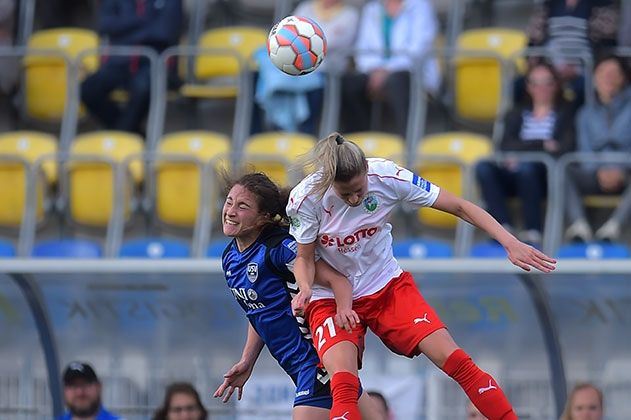 Die Jenaerin Julia Arnold (links) gegen die Frankfurterin Ana Maria Crnogorcevic im Bundesliga-Spiel FF USV Jena gegen 1. FFC Frankfurt im Ernst-Abbe-Sportfeld.