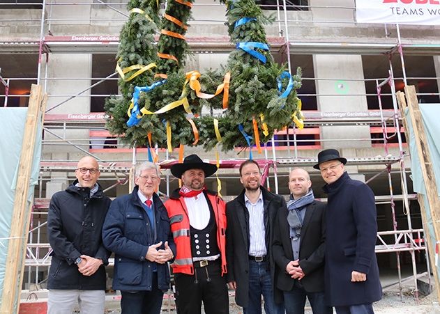 Verwirklichen gemeinsam Jenas ersten Hochhausneubau nach der Wende: Gerald Endlich (Niederlassungsleiter Züblin), Ortsteilbürgermeister Volker Blumentritt, Polier Thomas Kuschnereit, Oberbürgermeister Thomas Nietzsche, Michael Stange (Niederlassungsleiter Züblin) und jenawohnen-Geschäftsführer Tobias Wolfrum (v.l.).