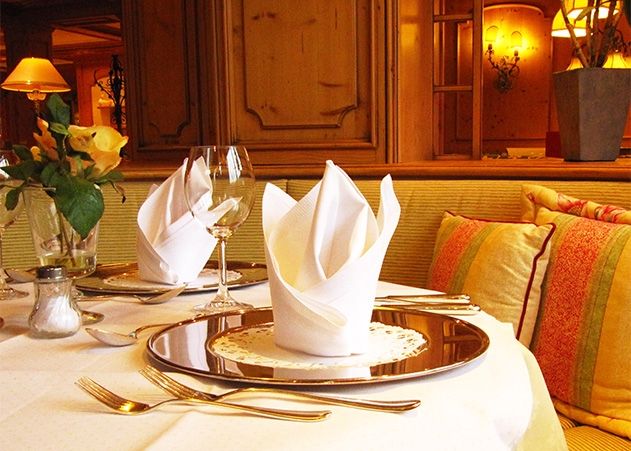 Mit einem liebevoll gedeckten Tisch, der auf das Raumambiente, den Anlass und die Speisen abgestimmt ist, beweist du Stil sowie Wertschätzung gegenüber deinen Gästen.