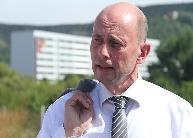 Der Thüringer Wirtschaftsminister Wolfgang Tiefensee stellt sich den Fragen der Bürger.