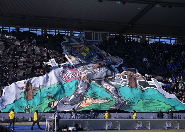 Derby-Stimmung im Ernst-Abbe-Sportfeld: Zeiss-Fans mit einer Anspielung auf den derzeitigen Tabellenstand des Erzrivalen.