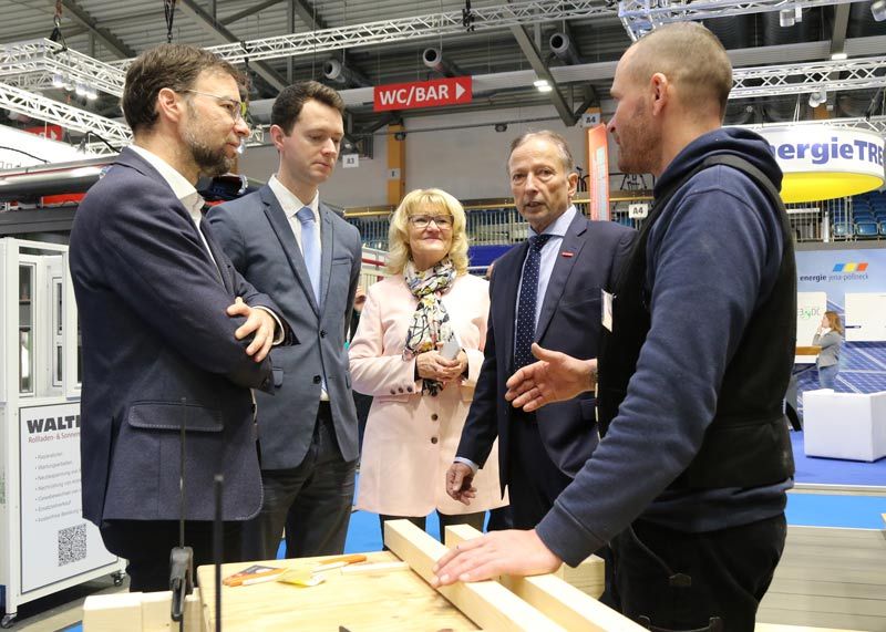 Pierre Niemandt (r.) von der Holzkontor GmbH aus Apolda im Gespräch mit (v.l.n.r.) Jenas OB Thomas Nitzsche, amtierender Landrat Johann Waschnewski, Messe-Chefin Christiane Längle und Handwerkskammer-Präsident  Wolfgang Jacob.