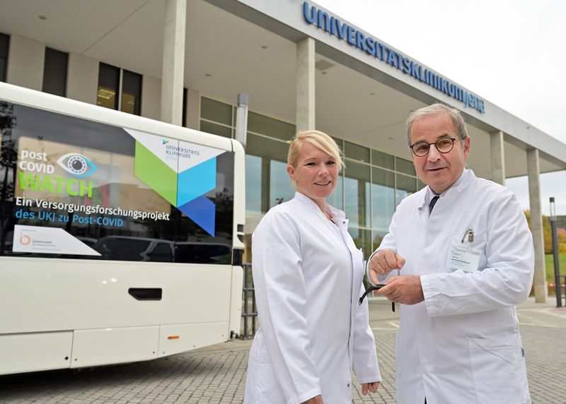 Der Bus des WATCH-Projektes fährt als mobile Post-COVID-Ambulanz durch Thüringen, insbesondere im ländlichen Raum. Koordiniert wird das Projekt am Universitätsklinikum von Prof. Dr. Andreas Stallmach (r.) und Dr. Christina Lemhöfer.