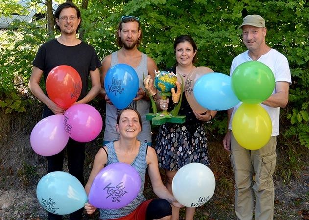 v.l.n.r. Thomas Wicher (Kubus), Matthias Schulz (Klex), Anna Uslowa (Kindersprachbrücke), Rainer Engelhardt (Ev. Jugend), unten: Sandy Halle (Demokratischer Jugendring)