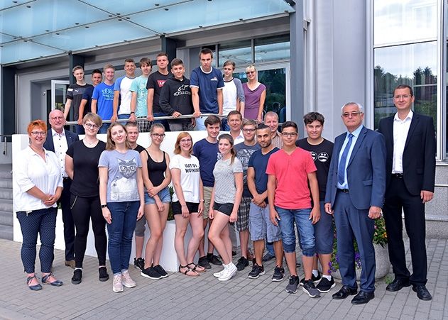 Heute erhielten 20 Jugendliche ihre Verträge für eine Facharbeiterausbildung bei ZEISS in Jena.