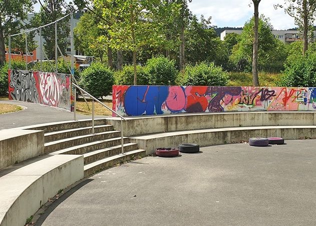 Das Außengelände des Jugendclubs HUGO mit einer Graffitiwand.