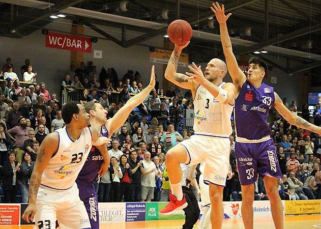 Die Basketballer von Science City Jena verabschieden sich aus der BBL mit einer starken Leistung.