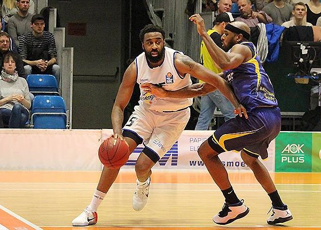 Jenas Basketballer Reggie Williams (l.) war mit 24 Punkten Topscorer der Partie.