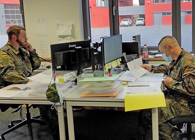 Bundeswehrsoldaten des Aufklärungsbataillons 13 aus Gotha helfen im Jenaer Gefahrenabwehrzentrum bei der Kontaktverfolgung von Corona-Fällen aus.