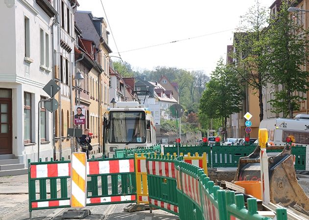 Zügig voran gehen die Kanalbauarbeiten des Zweckverbandes JenaWasser in der Karl-Liebknecht-Straße. Der Hauptkanal ist bereits fertig, nun wird an den Hausanschlüssen gearbeitet. Ab Samstag können die Straßenbahnen an der Ostschule wieder ungehindert rollen.