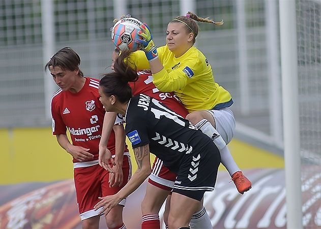 Die Jenaerin Amber Hearn (Mitte) gegen Torfrau Carina Schlüter im Bundesliga-Spiel FF USV Jena gegen SC Sand im Ernst-Abbe-Sportfeld.