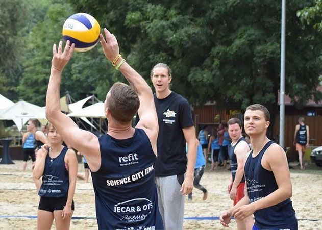 Bei bestem Beach-Volleyball-Wetter startet am Samstag ab 10.00 Uhr mit dem Fun4Four- FunCup, Thüringens größtes Beachvolleyball-Turnier für den guten Zweck.
