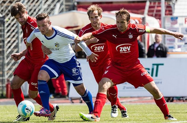 Jenas Artur Mergel im Zweikampf mit dem Zwickauer Toni Wachsmuth.