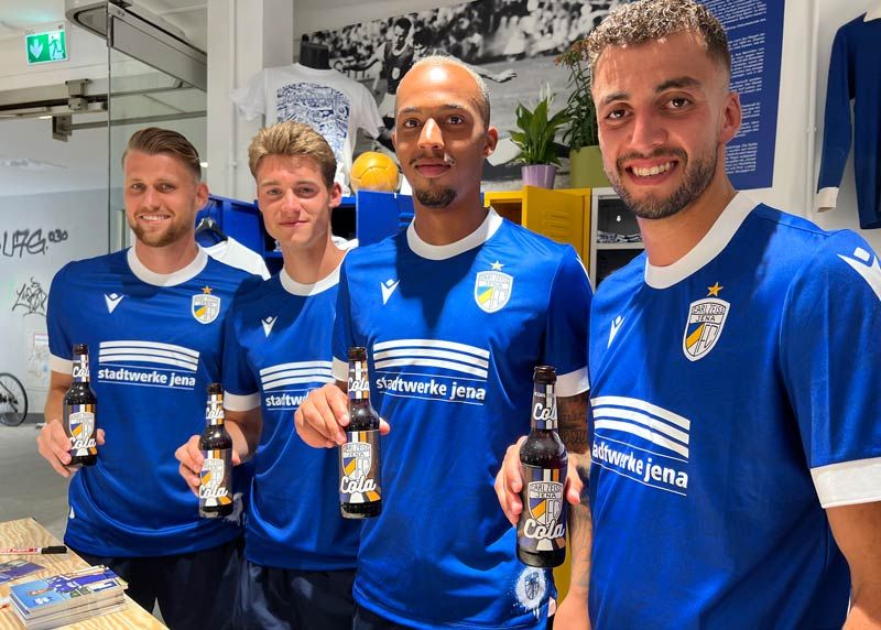 Lukas Lämmel, Marcel Hoppe, Jonathan Muiomo und Justin Schau präsentierten im neuen Fanshop die Heimtrikots der kommenden Saison.